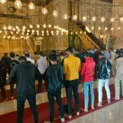 حكم من أدرك الإمام راكعًا وكبّر تكبيرة واحدة.. الإفتاء توضح