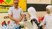تعليم الفيوم يوزع الورود على طلاب الإعدادية في أول أيام الامتحانات