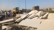 رفع آثار حادث انقلاب مقطورة أخشاب على كوبري عرب الرمل بالمنوفية