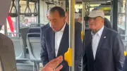 مدبولي يستقل أتوبيساً كهربائياً في جولة بهيئة النقل العام