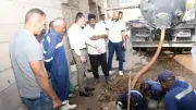 محافظ أسوان يتابع إصلاح كسر مفاجئ بخط مياه الشرب بالمسلة