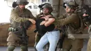 الاحتلال يحتجز مواطنين فلسطينيين شمال غرب القدس