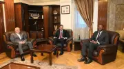 وزير الرياضة يلتقي أمين كاف بحضور رئيس اتحاد الكرة