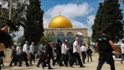مستوطنون يقتحمون المسجد الأقصى بحماية الاحتلال الإسرائيلي