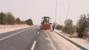أسوان ترفع الرمال المتراكمة بطريق مطار أسوان الدولي لتحقيق السيولة المرورية