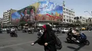 من رهائن إيفين إلى مضيق هرمز.. كيف تفاوض إيران الولايات المتحدة؟