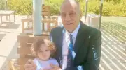 موقف إنساني.. عميد حقوق المنيا يرافق طفلاً بحديقة الكلية لحين انتهاء والدته من الامتحان