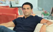 آسر ياسين ينشر صورة نادرة من شبابه ويعلق: مرحلة ضبابية