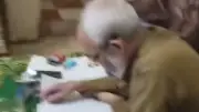 حفيد صغير يروج لعمل جده المحامي بطريقة عفوية وتفاعل واسع