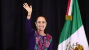 رئيسة المكسيك تسلم علم البلاد للحارس أوتشوا في وداع المنتخب قبل المونديال
