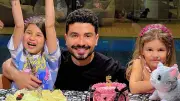 محمد أنور يحتفل بعيد ميلاد ابنته ويعرض صورا عائلية على فيسبوك
