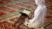 الإفتاء تحسم الجدل حول حكم صلاة المرأة بالبنطلون الضيق