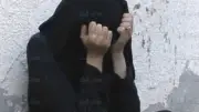 مريضة نفسياً تعتدي على عامل بقطعة زجاج في الهرم وتصيبه