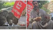 عامل باليومية يتقاسم إفطاره مع قطة في مشهد إنساني يخطف القلوب