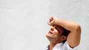 الإجهاد الحراري يؤدي لفقدان الوعي.. استشاري حميات يحذر من ضربات الشمس