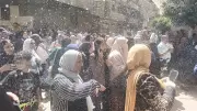 ولية أمر تشعل الألعاب النارية احتفالًا بانتهاء امتحانات الإعدادية بالزقازيق