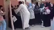 فيديو صادم لاعتداء أولياء أمور على معلمة بسبب منع الغش في مدرسة