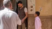 فيديو صادم: أب يغلق الباب في وجه طفله ويرفض استلامه يثير غضب السوشيال ميديا