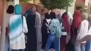 أولياء أمور يتشاجرون أمام مدرسة بالشرقية.. والتعليم تنفي اعتداء على معلمة