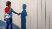 بدلًا من المدرسة.. لماذا يتجه بعض الأطفال إلى سوق العمل؟