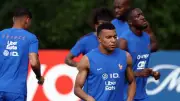مدافع فرنسا: مبابي جاهز لإسكات كل الانتقادات قبل كأس العالم