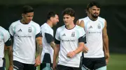 انقلاب في مدريد: أسطورة أتلتيكو يخون الروخيبلانكوس ويهدي الفاريز لبرشلونة
