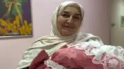 بعد 38 عاماً من الانتظار.. سيدة أذربيجانية تنجب مولودها الأول في عمر 63