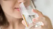 أفضل وقت لشرب الماء الدافئ لتحسين الهضم وفق الطب الصيني التقليدي