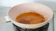 خطأ شائع عند التخلص من زيت الطهي قد يسبب أضرارًا كبيرة في المنزل