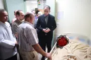 نائب وزير الصحة يطمئن على طبيبة أسنان تعرضت للاعتداء في المنيا