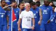 ديشامب يستعين بإسبانيا لتحذير لاعبي فرنسا من مفاجآت العراق في كأس العالم