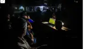 سكان غزة النازحون يشاهدون كأس العالم وسط الأنقاض