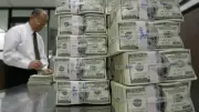 الدولار يقفز بعد تثبيت الفائدة الأمريكية والأسواق تترقب تشديدًا نقديًا جديدًا