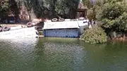 نجاة سائق إثر انقلاب شاحنة محملة بالطوب بترعة الرمادي جنوب الأقصر