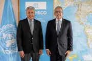 وزير السياحة يبحث مع مدير عام اليونسكو تعزيز حماية التراث الثقافي في باريس