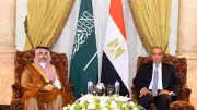 وزير الخارجية يبحث مع نظيره السعودي تعزيز العلاقات والتطورات الإقليمية