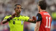 الجدل يلاحق الحكم المصري أمين عمر بعد مباراة الأرجنتين والنمسا