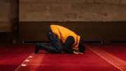 الإفتاء توضح حكم صلاة ركعتين ليلة رأس السنة الهجرية وهل هي بدعة