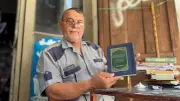 مسن سبعيني يرمم المصاحف على أنقاض مطبعته في غزة دون أجر