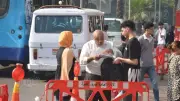 مشهد أبوي مؤثر: أب يراجع دروس ابنه قبل امتحانات الثانوية بالجيزة