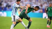 فيفا يفتح تحقيقًا رسميًا في عدم طرد ميسي أمام الجزائر ويكشف المذنب