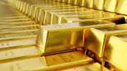 الذهب يتراجع في مصر: عيار 21 يفقد 40 جنيهاً والأوقية فوق 4300 دولار