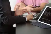كيف تتعامل بذكاء مع الشخصيات السامة في بيئة العمل