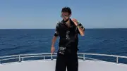 حسين الشحات يشارك جمهوره لحظات عطلته الصيفية على يخت وسط البحر