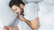 تفسير حلم ضرب الميت للحي في المنام ودلالاته على المشاكل المادية