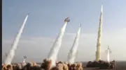 الحرس الثوري الإيراني يعلن استهداف 8 مواقع أمريكية في الكويت والبحرين