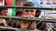 الاحتلال الإسرائيلي يفرج عن 15 أسيرًا من غزة عبر معبر كرم أبو سالم