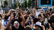جماهير اليابان تبهر العالم بتنظيف المدرجات بعد تعادل مثير مع هولندا