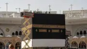 بث مباشر لتغيير كسوة الكعبة المشرفة مع بداية العام الهجري 1448هـ