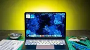 صحفي يبتكر أول حاسوب هجين من MacBook Neo بقطع غيار ملونة